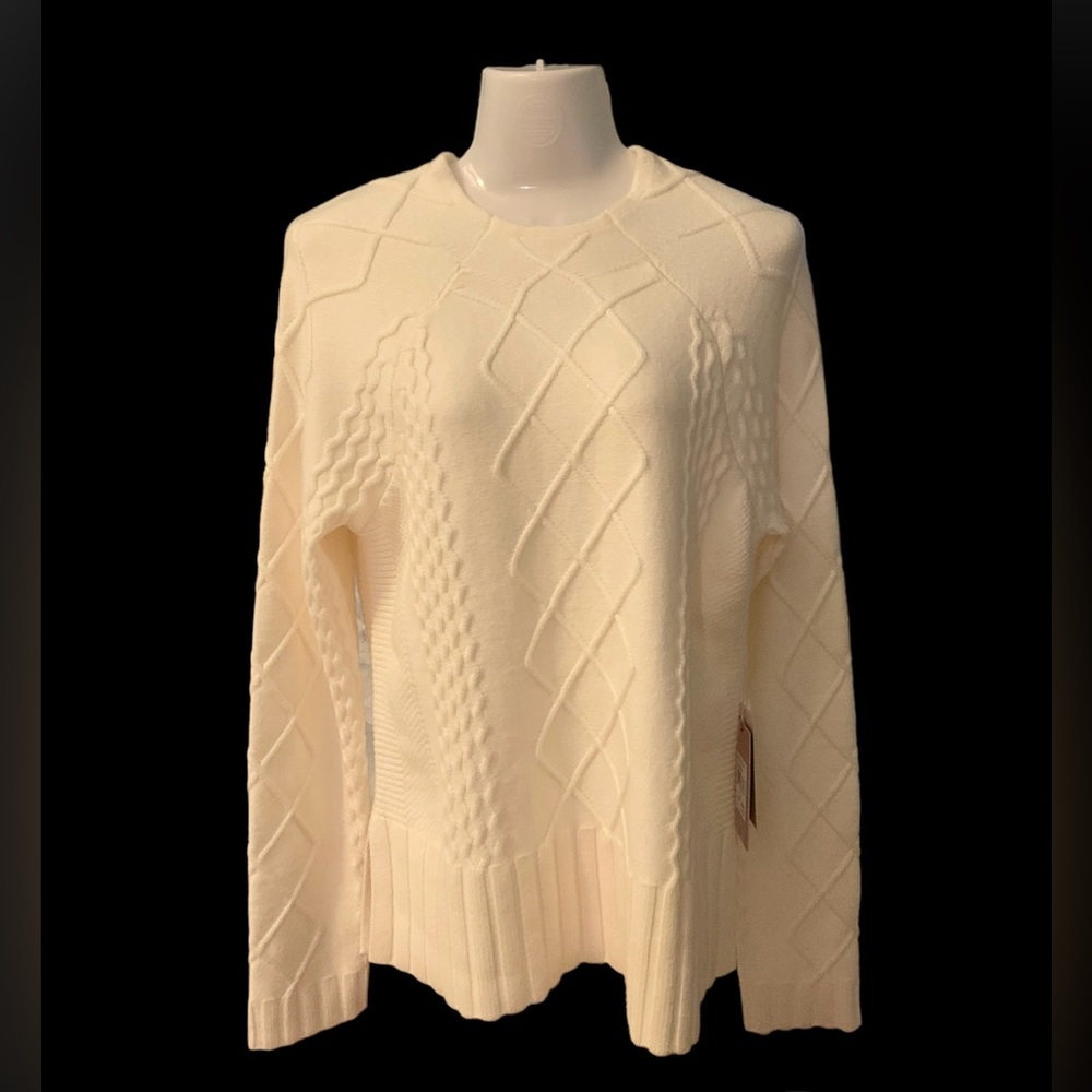 NWT CYRUS of NY Cream Crew Neck Sweater, Medium.